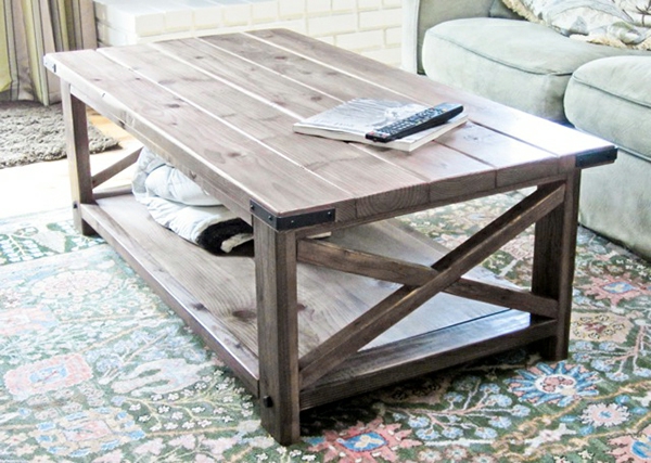 DIY drveni stol u dnevnoj sobi