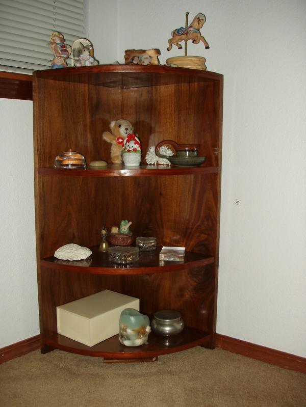 дървени-модерен ъгъл-shelf-datauf са подредени играчки и декорации