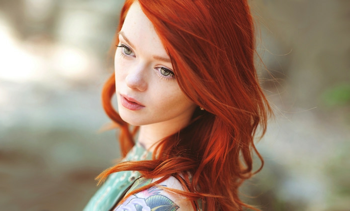 красиво момиче с червена коса, снежна бяла тен, зелени очи, розови устни