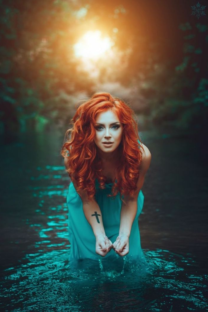червенокоса красавица със сняг бял тен и зелени очи, синя рокля, кръст татуировка
