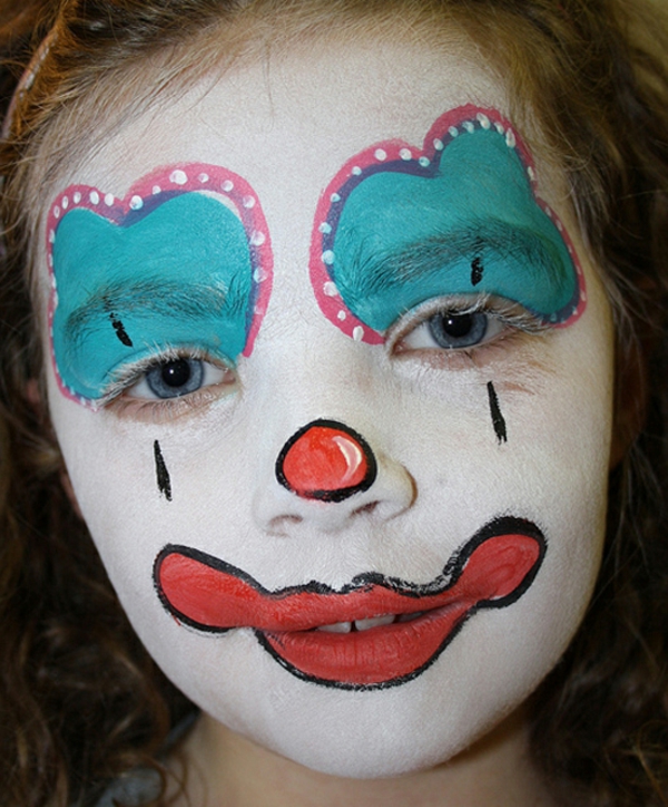 klaunski make-up - djevojka s crvenom bojom oko usta - bijele točkice oko očiju