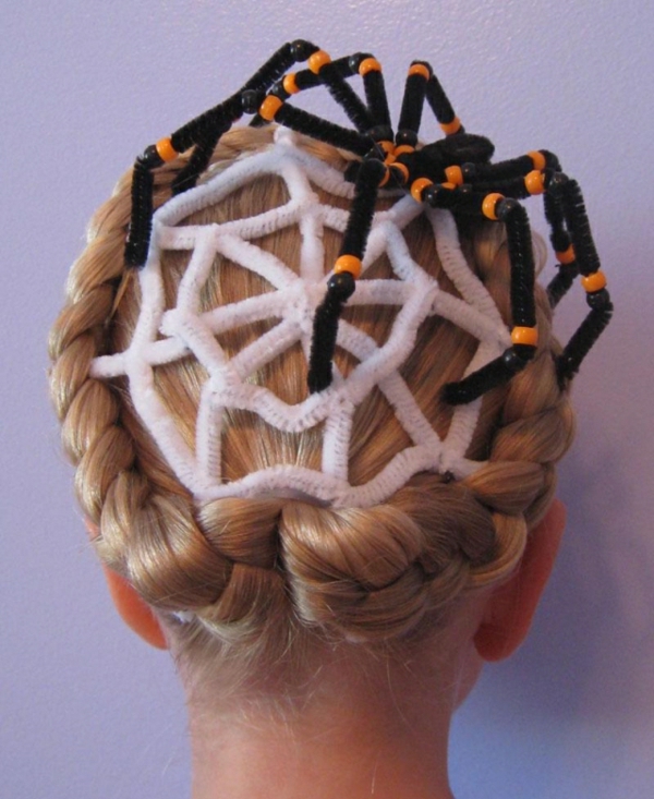 araña de peinado de Halloween - en la cabeza de una niña