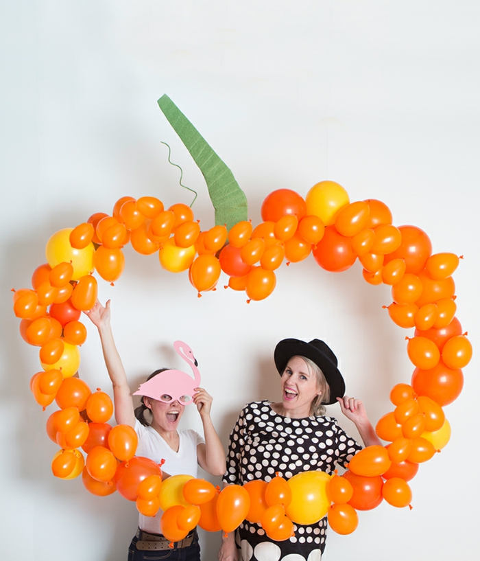 Κάνοντας κολοκύθα από πορτοκαλί μπαλόνια, ιδέες διακόσμησης για το σπίτι, μάσκα φλαμίνγκο