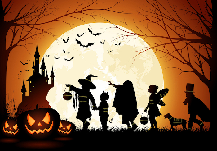 Halloween hallgatja a gyerekeket a Halloween jelmezekben, a teliholdban és a denevérekben
