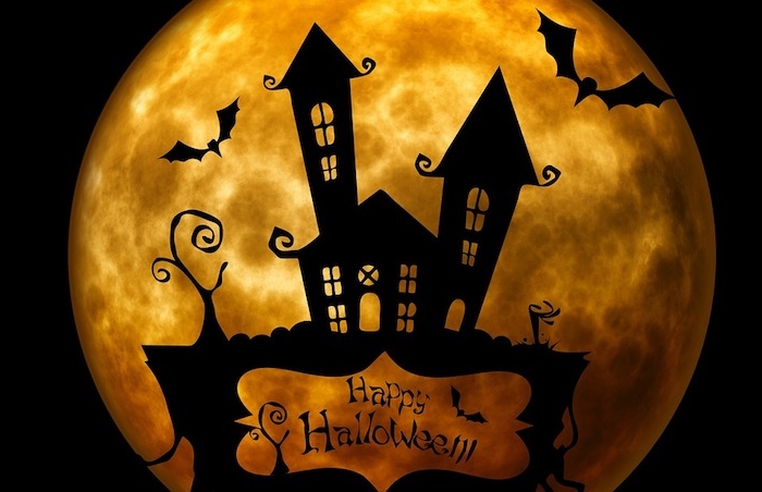 ένα κάστρο με το φεγγάρι στο παρασκήνιο και την επιγραφή Happy Halloween - Απόκριες εικόνες