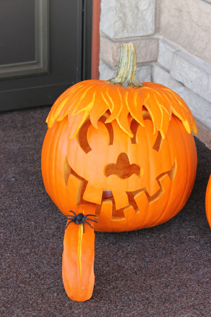 Carving sütőtök arc pók, faragott sütőtök és fantasztikus Halloween dekoráció
