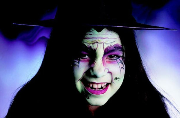 halloween smink ötletek boszorkány-lila-háttérben