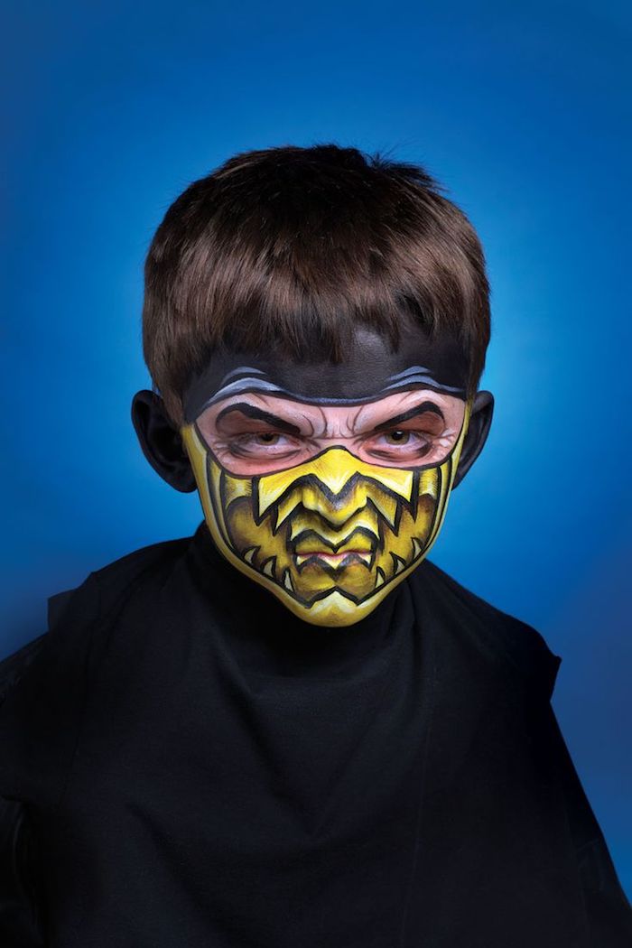 μια πράσινη μάσκα τέρατα από ένα μικρό αγόρι - τρομακτικές μάσκες για παιδιά