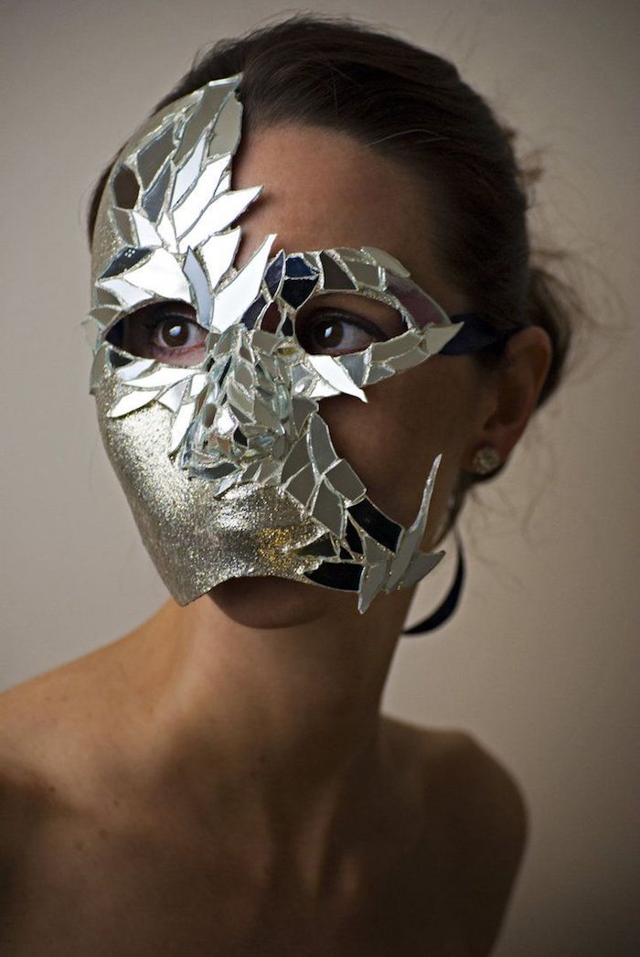 μια ασημένια μάσκα που καλύπτει μισό πρόσωπο από μερικά μέρη - δροσερές μάσκες