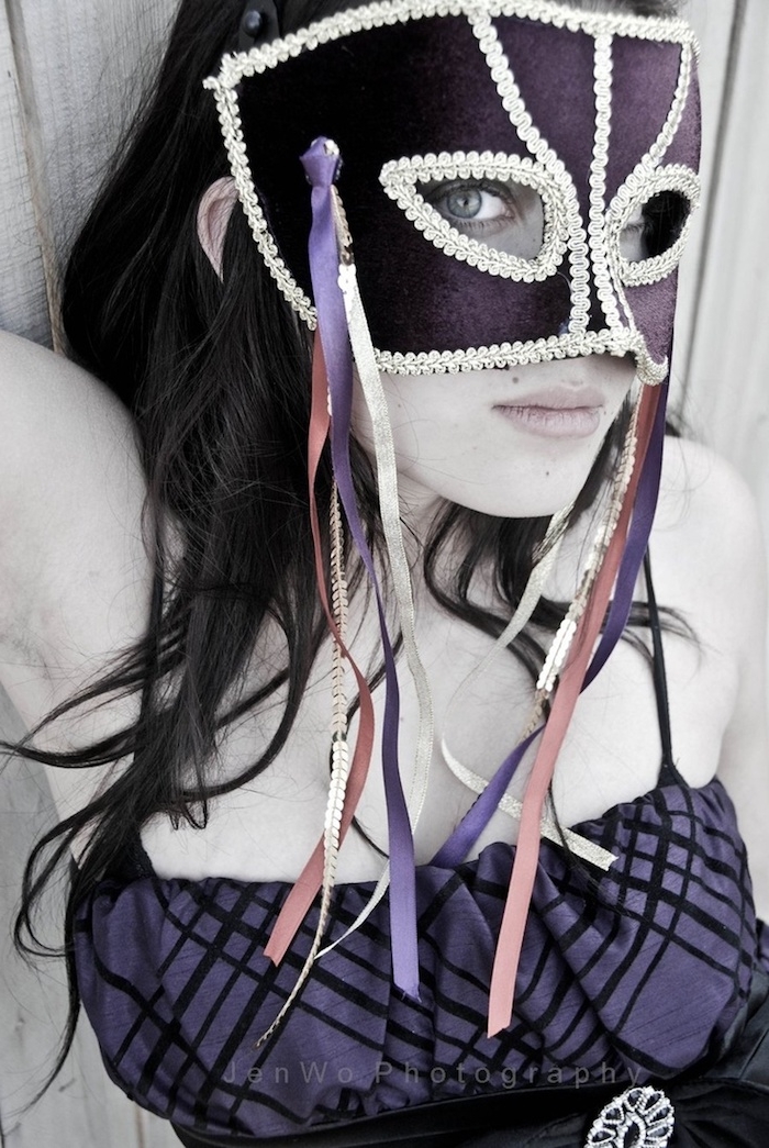 μια μοβ μάσκα με ασημένια διακόσμηση και μωβ φόρεμα - δροσερές μάσκες για τις γυναίκες
