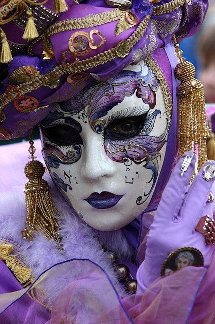lila maszk és lila ruhák, készen a Halloween - hűvös maszkok a nők