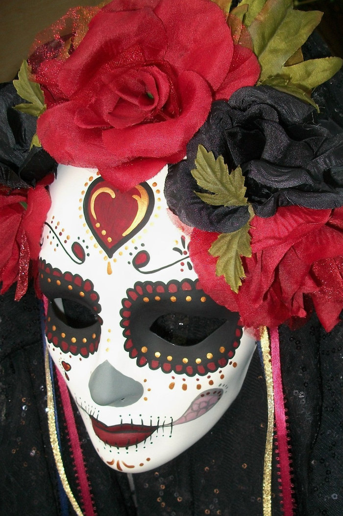 μια μάσκα θανάτου με κόκκινα και μαύρα λουλούδια - φανταστική μάσκα αποκριών