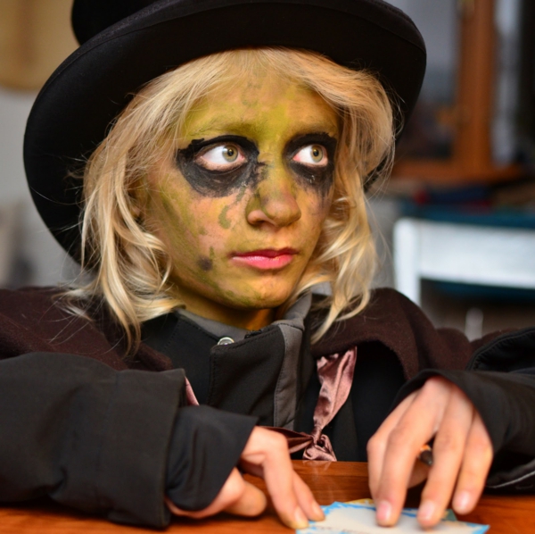 Halloween-make-up-zombi-nalikuju-plavuša djevojka