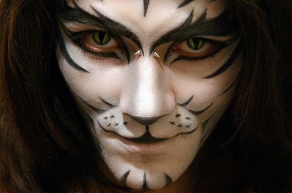 Hombre de maquillaje de Halloween que se asemeja a un animal