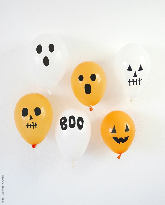 Ötletek Halloween díszítésre, fehér és narancssárga léggömbök, mint szellemek és sütőtök