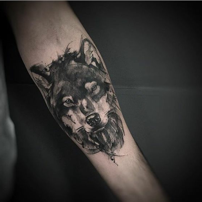 Tässä on käsi musta ja musta heimojen susi tatuointi - toinen hieno idea