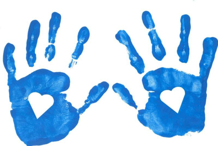 huella de la mano imágenes - dos manos azules con corazones