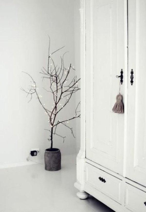 λευκή χριστουγεννιάτικη διακόσμηση - μεγάλο ντουλάπι και ένα μικρό δέντρο δίπλα του
