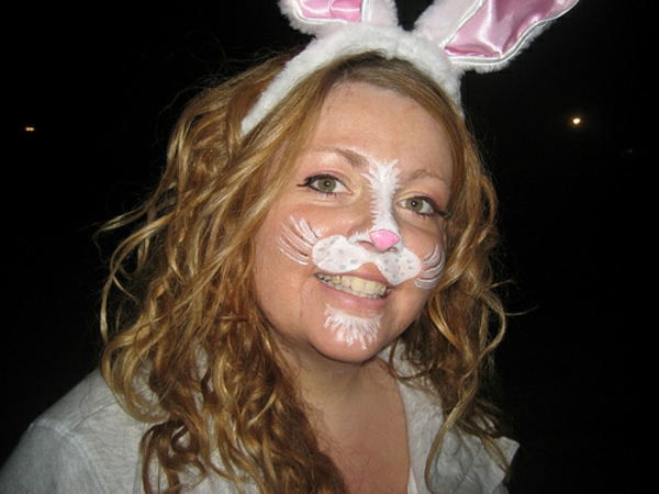 bunny-make-up-boy-woman-background en negro