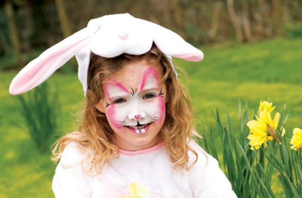 maquillage visage de lapin et oreilles de lapin fleurs jaunes à côté