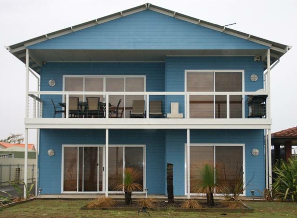 hausfassade-boja-plava kuća-sa-a-zanimljivo-dizajn