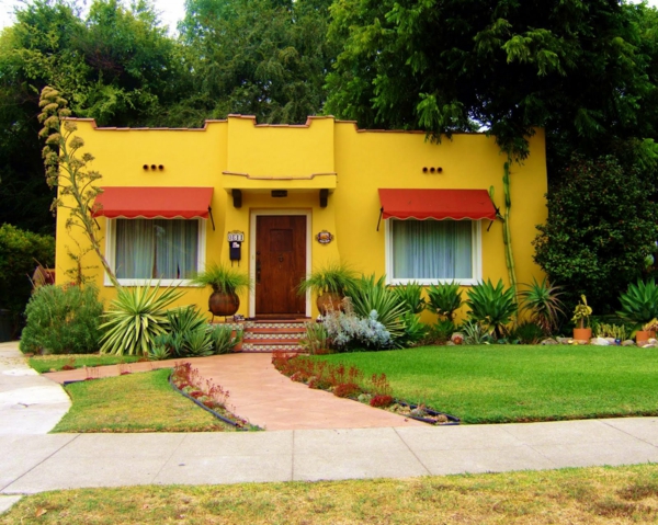 hausfassade boja-žuto-kuća-srednje-u-šumi