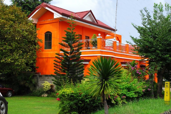 hausfassade-boja ugodna kuća-u-narančasta