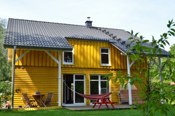 hausfassade boji-mala-žuto-kuća