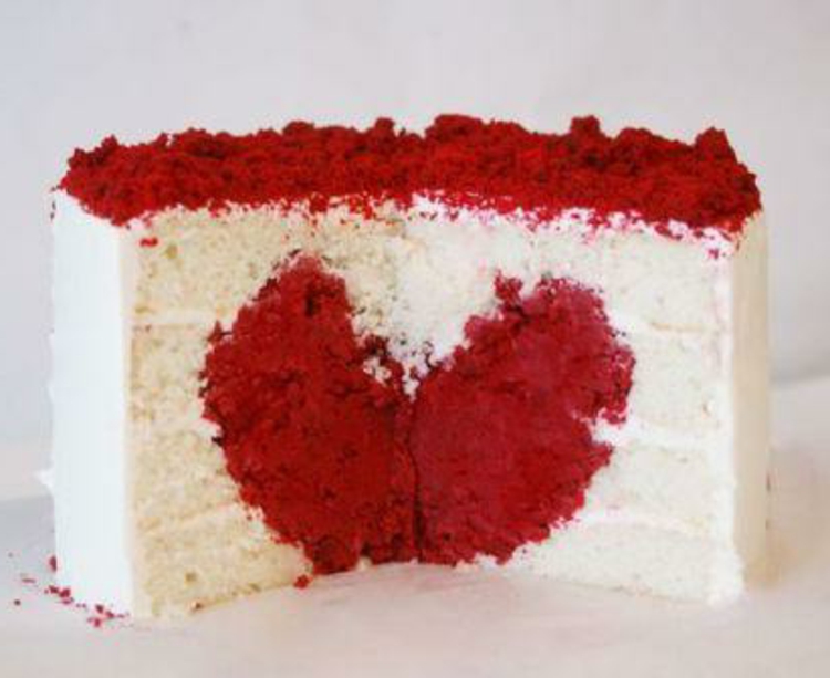 Valentinovo torta-sa-srce-bijelo-crvena-slatka i ukusna-specijalne-trenutke