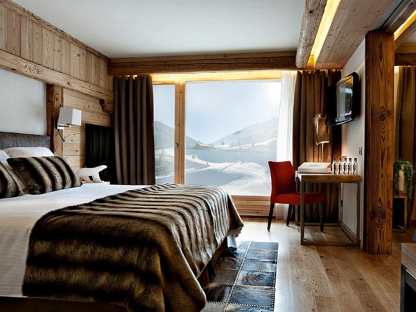 חדר שינה בסגנון כפרי - תאורה עקיפה וקיר זכוכית