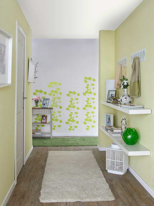 svijetli dizajn hodnika - sa slikarskim matricama na zidu
