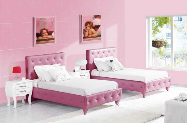 шарени стена за спалня с розови нюанси и две легла