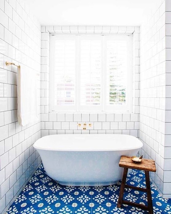 светла баня с рустикални елементи и сини плочки