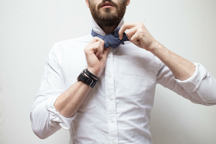 -Customize-fly-kravata-in-fly-transformacija-man-sa-bijelo-shirt-plavi-vrpce-shirt itself-