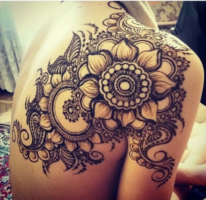 временна флорална татуировка на гърба и рамото, женски татуировки, къна татуировка цвят черно