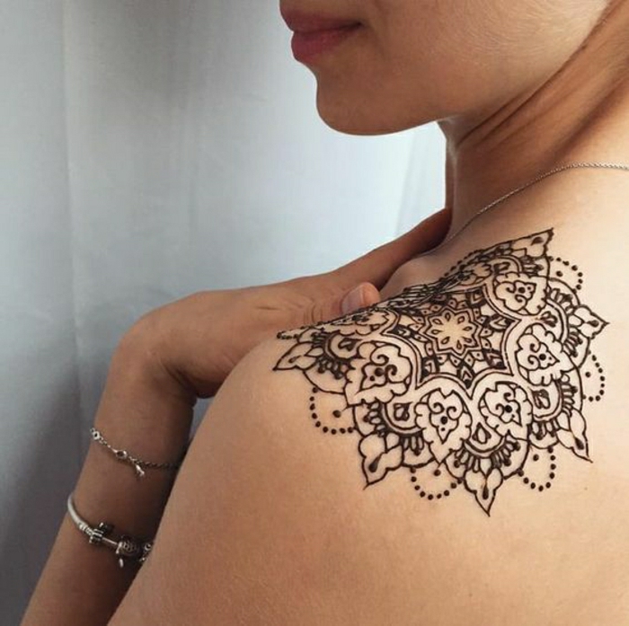 Жена с татуировка от къна, черна, мандала татуировка в черен цвят, сребърни гривни