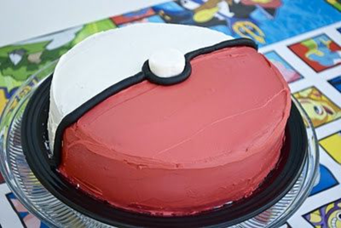 gâteau d'anniversaire pokemon - idée pour une pokeball à la recherche d'une tarte pokemon rouge