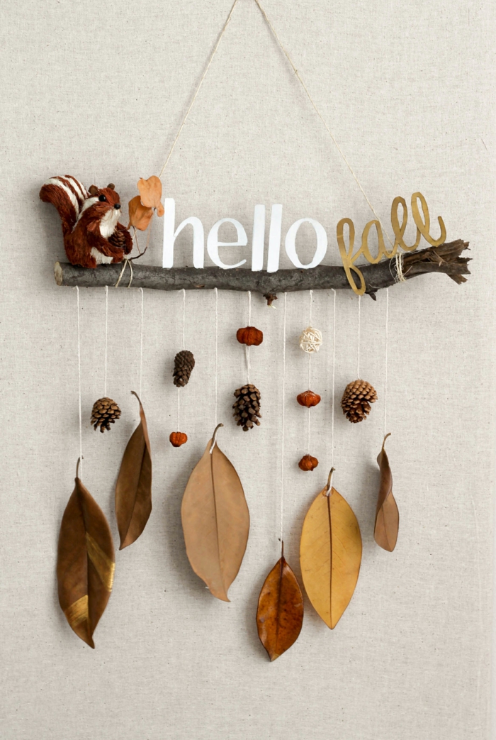 Faites votre propre décoration d'automne - Bonjour Automne, feuilles d'automne, cônes et petit écureuil, idées de décoration simples et efficaces
