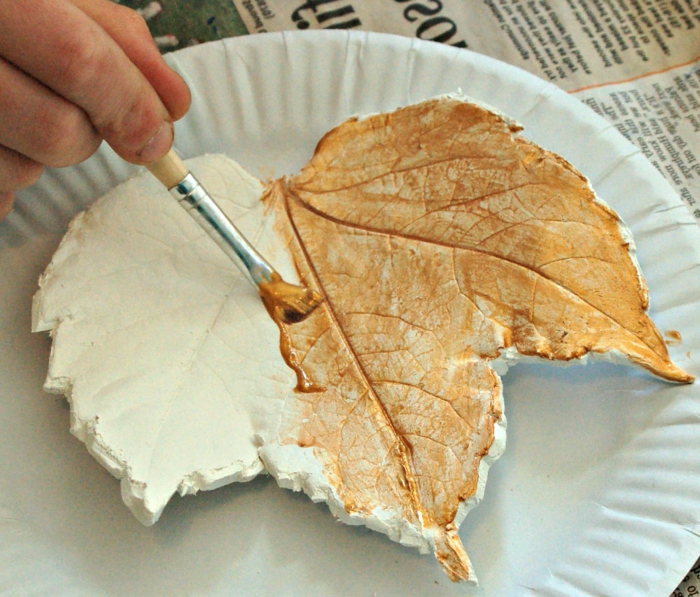 DIY есенно листо от глина, стъпка 2 - боядисвайте листа, идеи за домашни любимци за деца и възрастни