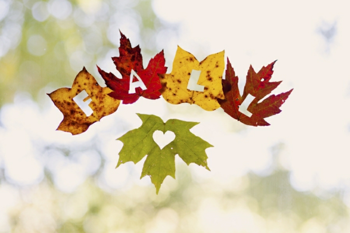 bádogos őszi ablakos díszítés, kivágott őszi levelek, tok és szív, levelek különböző árnyalatokban