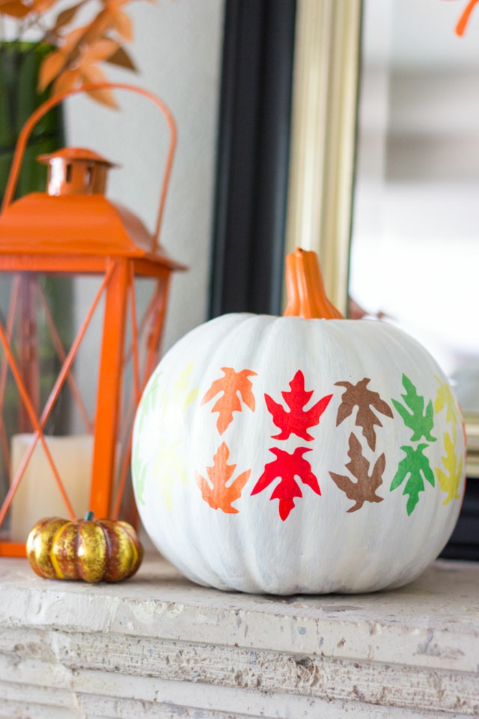 Decoración de otoño para exteriores, calabazas pintadas y decoradas con hojas de colores, simple y eficaz
