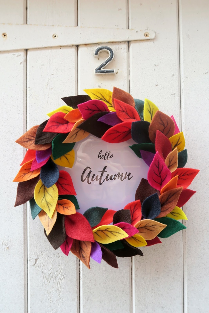 Haga su propia decoración de otoño, corona de coloridas hojas de fieltro y marco, hola otoño, idea creativa para imitar