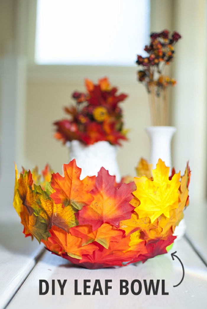 Haga la cáscara de las hojas de otoño y hágalo usted mismo, juegue la decoración de la mesa de otoño para la sala de estar