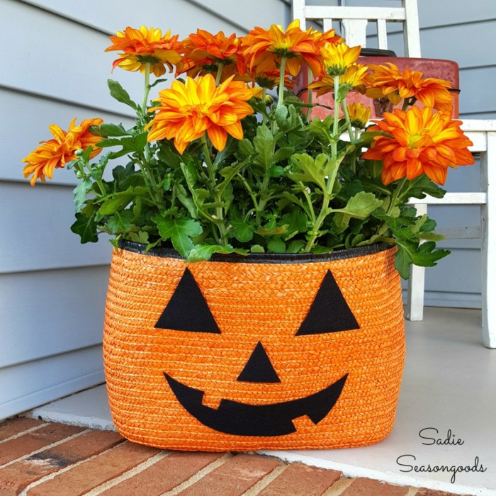 Faire la décoration d'automne vous-même - simple et créatif, décorer le jardin automne, pot de fleur citrouille