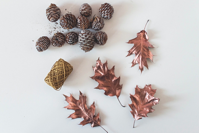 Guirlande bricolage de cônes et de feuilles d'automne, bonnes idées pour les créatifs, décoration d'automne facilitée