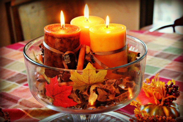 подредете масата есенно, свещи в есенни нюанси и есенни листа в стъклена купа