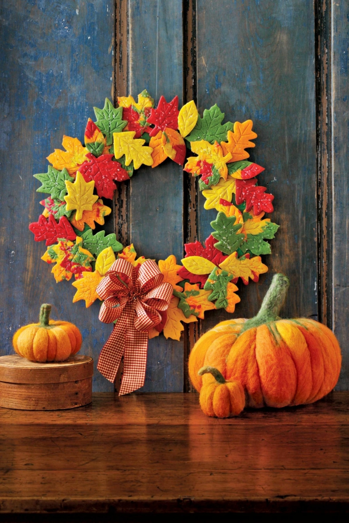 Haga la decoración de otoño usted mismo, corona para la puerta de entrada, hojas decorativas en diferentes tonos