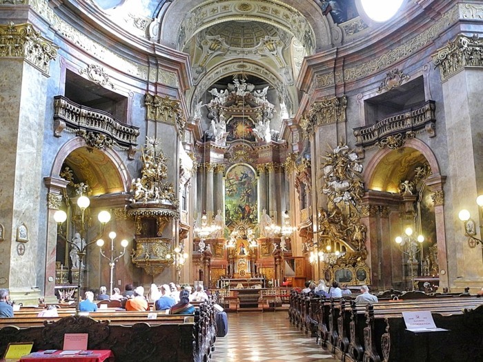великолепна барокова архитектура Peterskirche във Виена Австрия