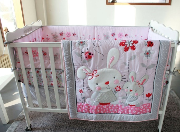 lijepa-dizajn-baby-krevetić-djevojka-sivo-modela-ružičast-posteljina