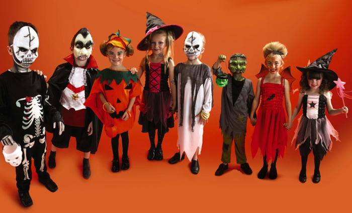 Suuri Halloween-puvut lapsille, pikku noita, zombeja ja muumioita, karkkia keräilyä